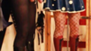 Գրավիչ շիկահեր փոքրիկ Մեմֆիս Մոնրոն նստում է կոշտ աքաղաղը և խրվում շան դիրքում